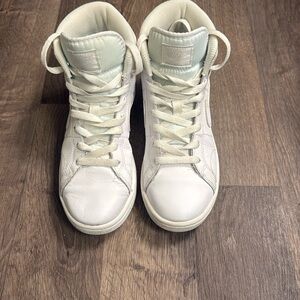 Women’s high top Nike sneaker